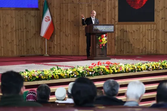 ما از موقعی که آمدیم مدام تلاش می&zwnj;کنند که نگذارند سرپا بایستیم