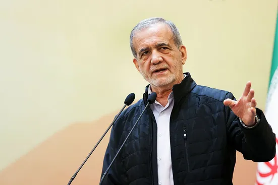 در برق، آب، گاز، بنزین و پول مشکل داریم ولی می&zwnj;گویند دست نزن!
