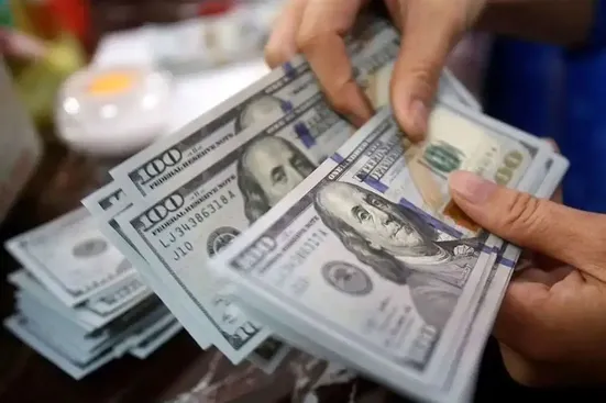 پیش&zwnj;بینی قیمت دلار ۱ اردیبهشت ۱۴۰۳ / آرامش سیاسی دلار را به ثبات رساند