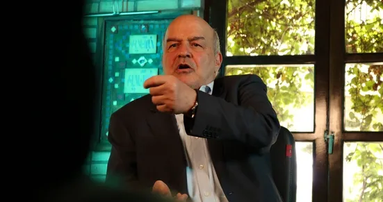 مناصب حیاتی را در اختیار چاپلوسان قرار دادیم