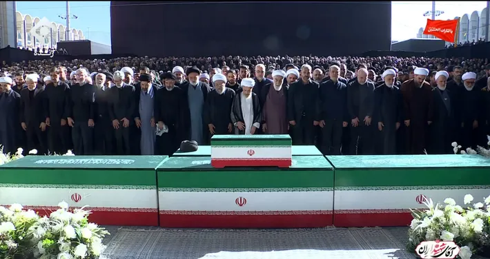 اقامه نماز بر پیکر رهبر شهید انقلاب در مصلای امام خمینی (ره)
