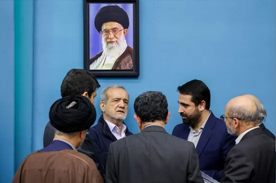 ادعای عجیب کیهان: دور رئیس&zwnj;جمهور را نفوذی&zwnj;ها گرفته&zwnj;اند!