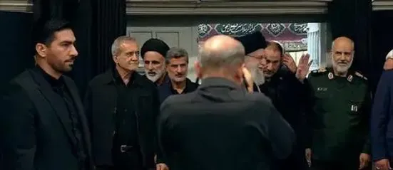 تصویری از پزشکیان در همراهی رهبر انقلاب &zwnj;هنگام ورود به حسینیه امام خمینی (ره)