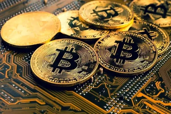 هشدار&zwnj;های تحلیلگران و عوامل اقتصادی تأثیرگذار بر قیمت بیت کوین