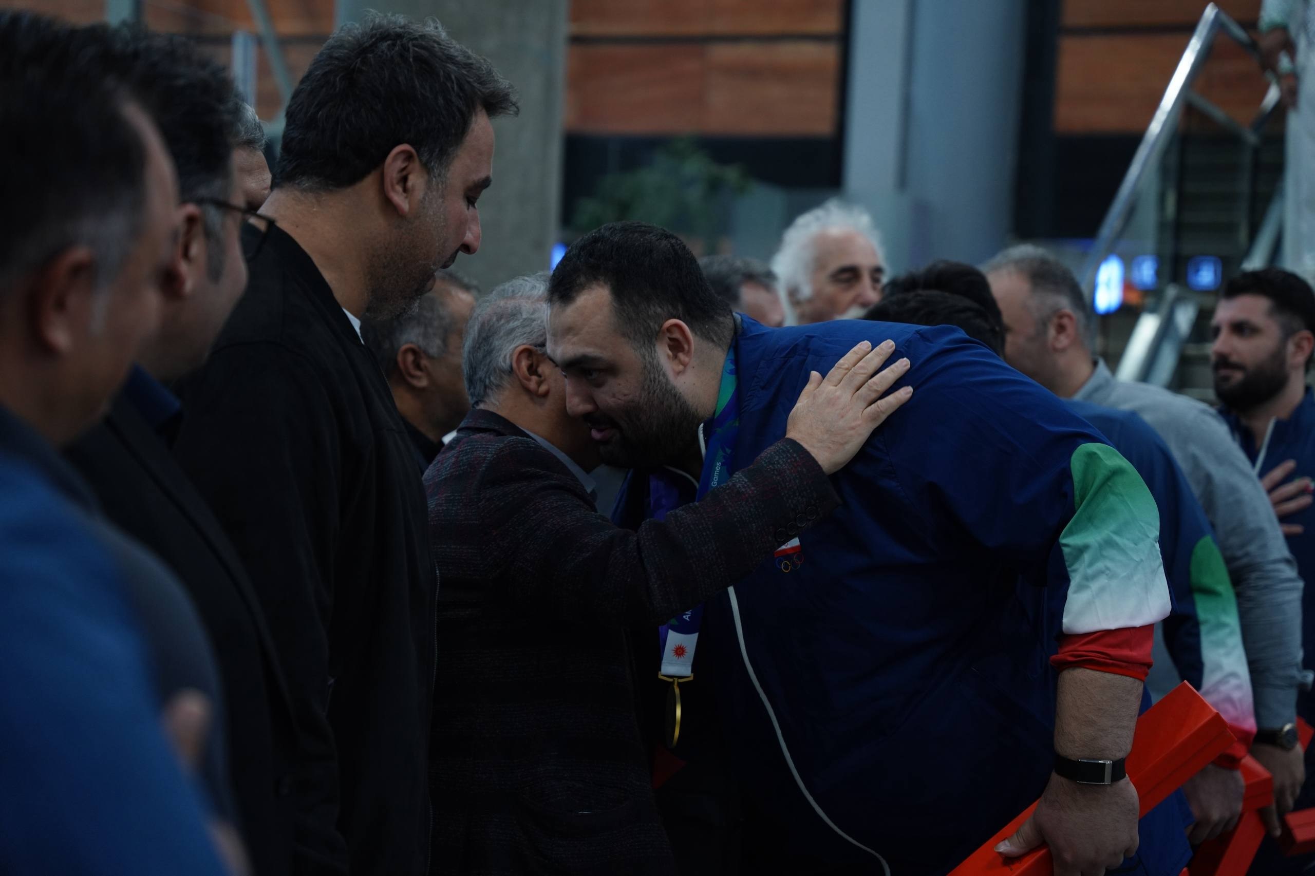 استقبال بانک صادرات ایران از قهرمانان وزنه‌برداری