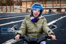 در قوانین کشور هیچ محدودیتی از نظر جنسیت برای صدور گواهینامه موتورسیکلت پیش‌بینی نشده است