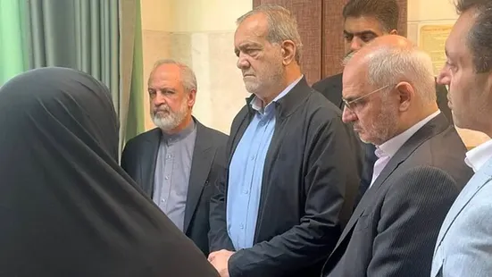 عیادت رئیس&zwnj;جمهور از تعدادی از مجروحان حمله تروریستی در لبنان
