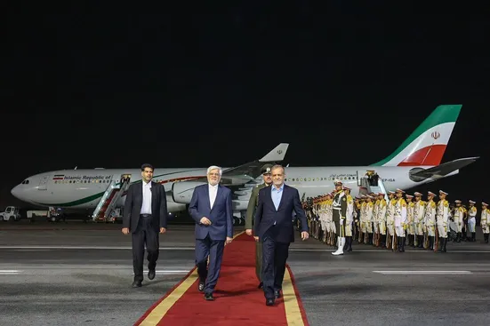 رئیس&zwnj;جمهور پس از شرکت در اجلاس دی۸، به تهران بازگشت