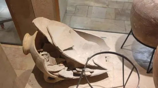 پسربچه کنجکاو کوزه باستانی ۳۵۰۰ ساله را در موزه شکست