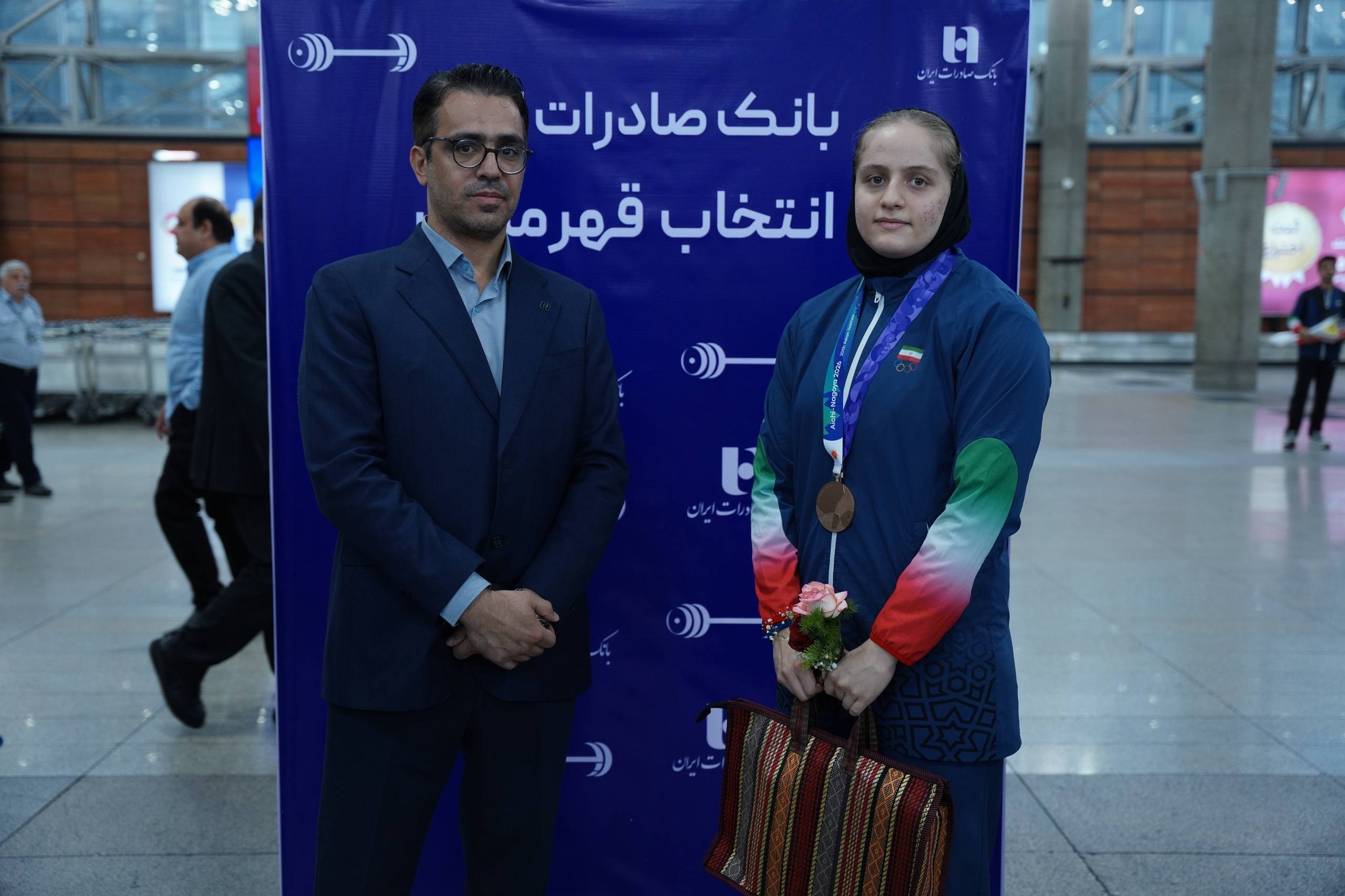 استقبال بانک صادرات ایران از قهرمانان وزنه‌برداری