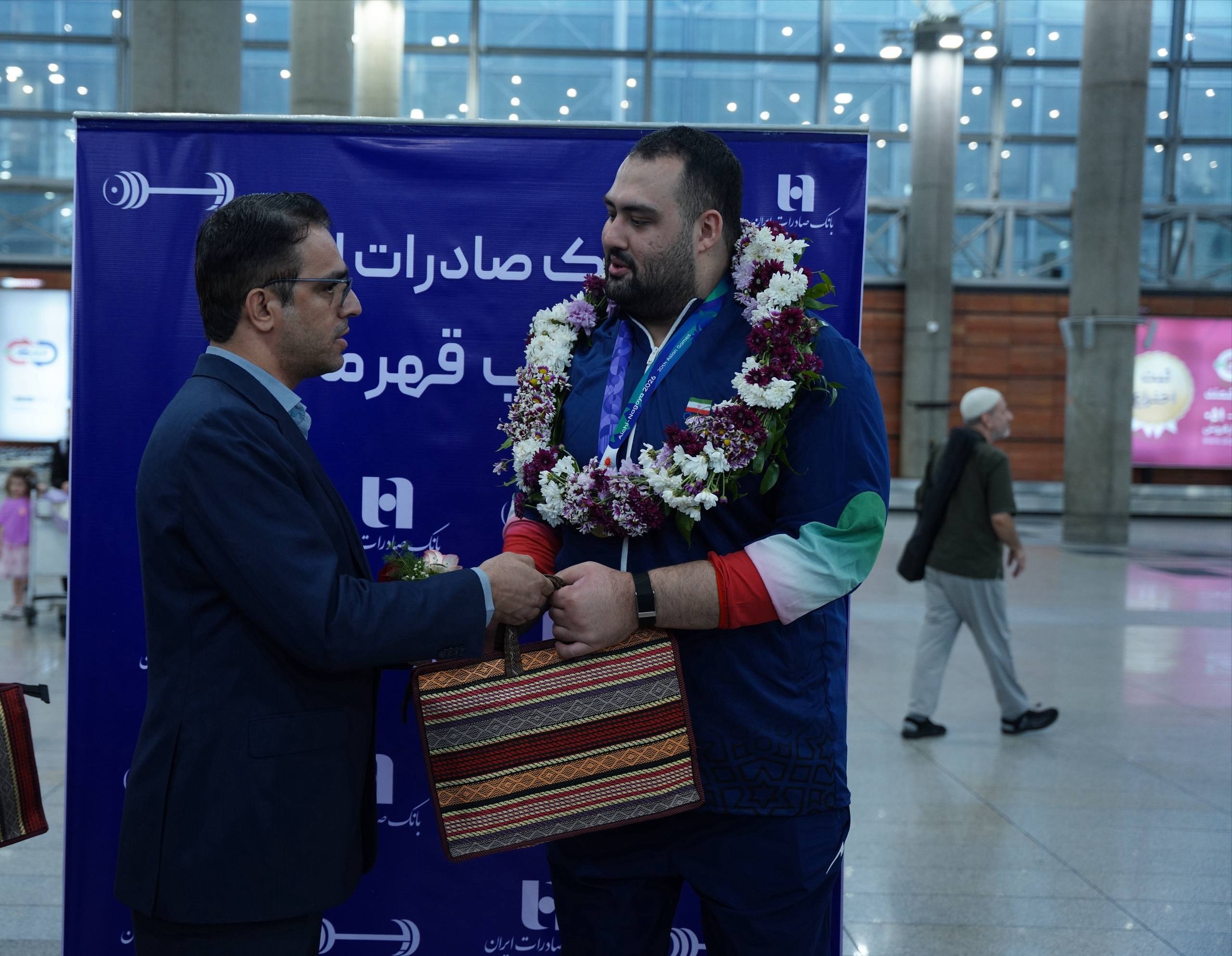 استقبال بانک صادرات ایران از قهرمانان وزنه‌برداری