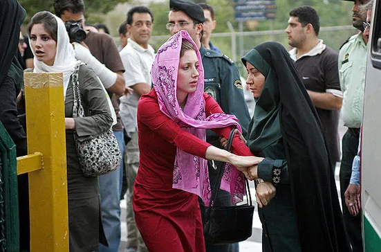 درمورد زنان چند بار دست در حفره حجاب کردند و گزید شدند اما باز هم تکرار می&zwnj;&zwnj;کنند!