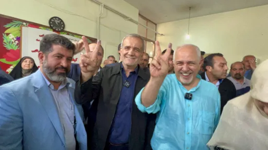 دکتر پزشکیان به همراه ظریف رأی خود را به صندوق انداخت