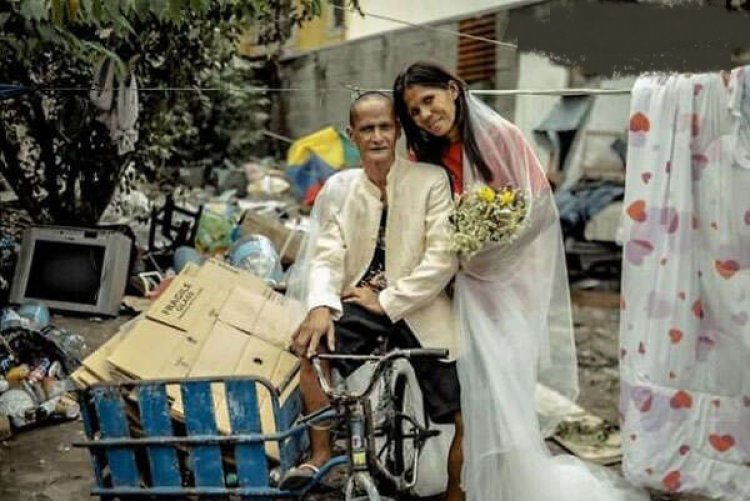 تصویری عجیب از عروسی زوج بی خانمان در خیابان