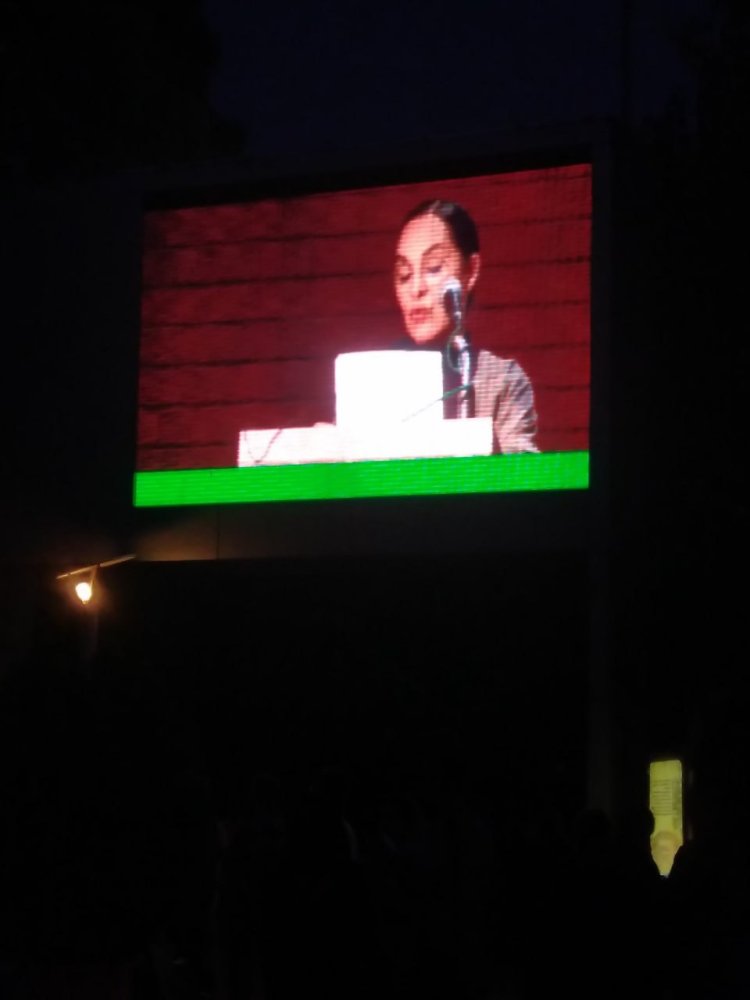 تصویری بدون حجاب از رویا نونهالی در حال سخنرانی در مراسم "شب ایران درودی" در خانه هنرمندان