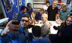 صف طولانی دریافت امضا از عادل فردوسی پور در حاشیه نمایشگاه کتاب