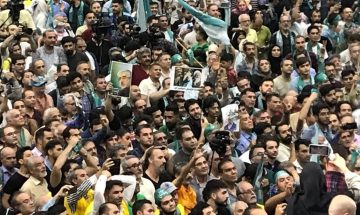 تصاویر میرحسین موسوی و مهدی کروبی در دست حامیان مسعود پزشکیان در ورزشگاه شیرودی