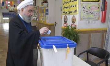 روحانی رأی خود را به صندوق انداخت