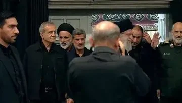 تصویری از پزشکیان در همراهی رهبر انقلاب ‌هنگام ورود به حسینیه امام خمینی (ره)