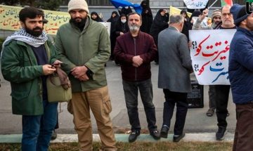 انتقاد تند روزنامه اصولگرا به تجمع تندروها علیه رئیس جمهور/ اینها چه کسانی اند که مجازند بدون مجوز هر کاری خواستند انجام بدهند؟