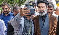 آیت الله خامنه‌ای همچنان در مخالفت با جانشینی هر یک از فرزندانش مصمم است